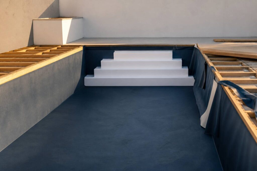 Escalier de piscine en mousse XPS installé dans le fond d'un bassin en construction